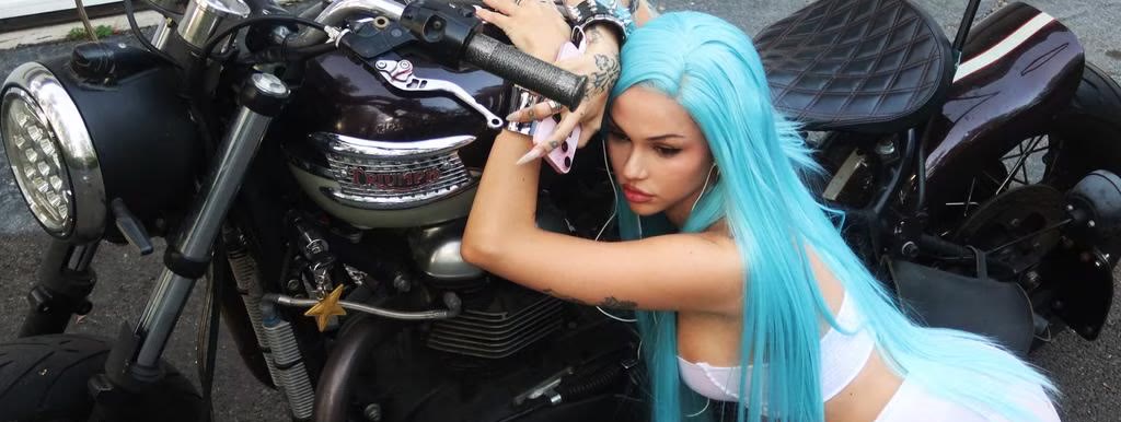 Maggie Lindemann, press photograph.