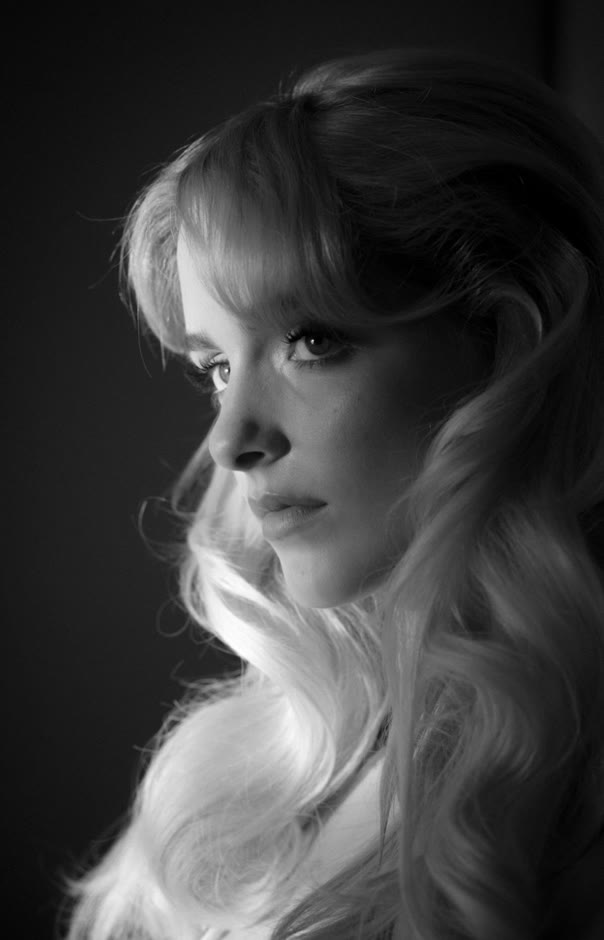 Mckenna Grace, press photograph.